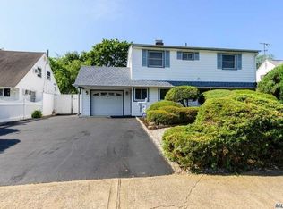 6 Bunting Ln, Levittown, NY 11756