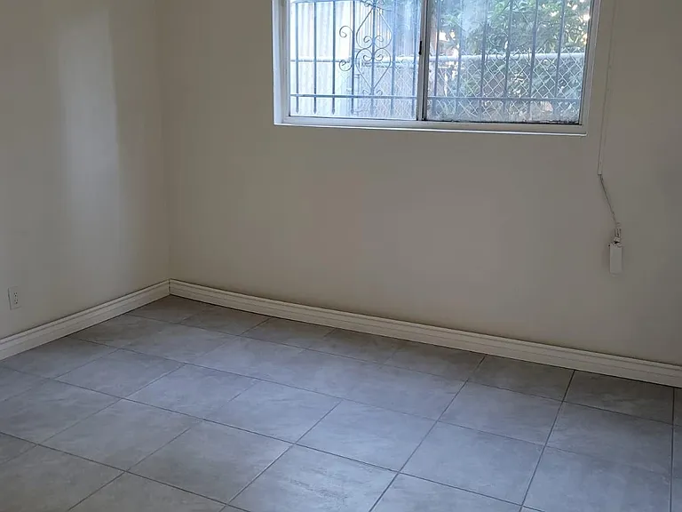 1765 Cedar Ave #2R — Photo 4