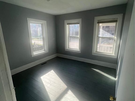 3rd image of 207 Fitzhugh St #1