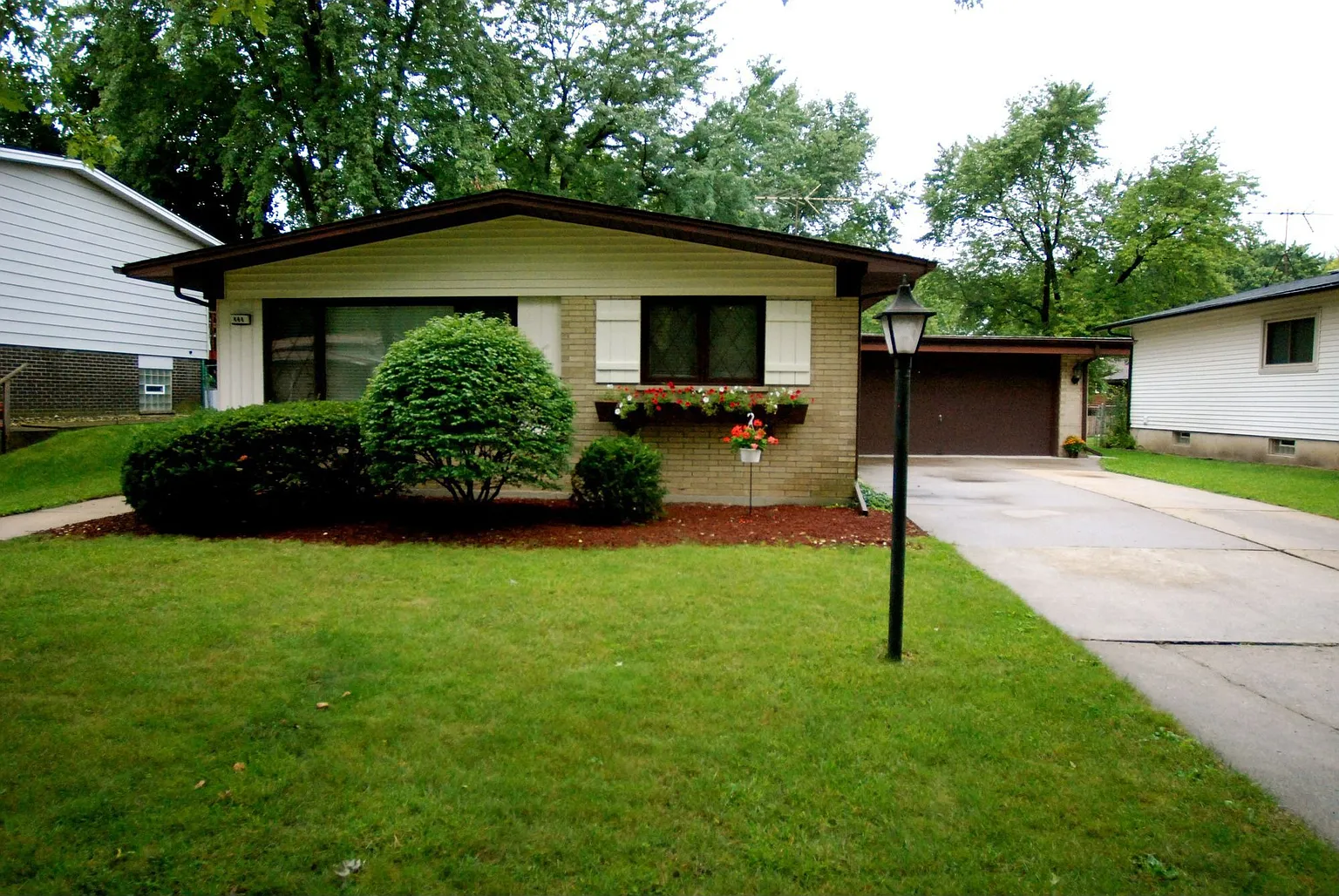 444 N Park Dr photo 1