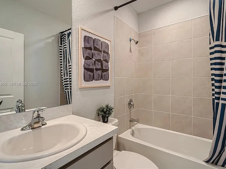 450 NE 12th St — Photo 8