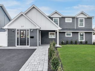 37 Prince Ln, Westbury, NY 11590