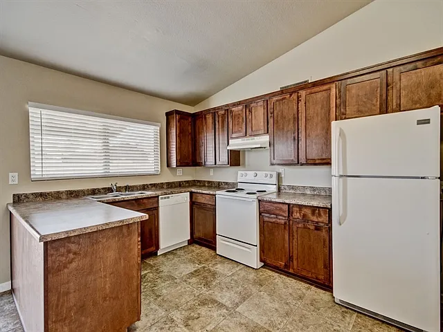 3 bed, 2.0 bath, 1309 sqft, $1,780 — Photo 2