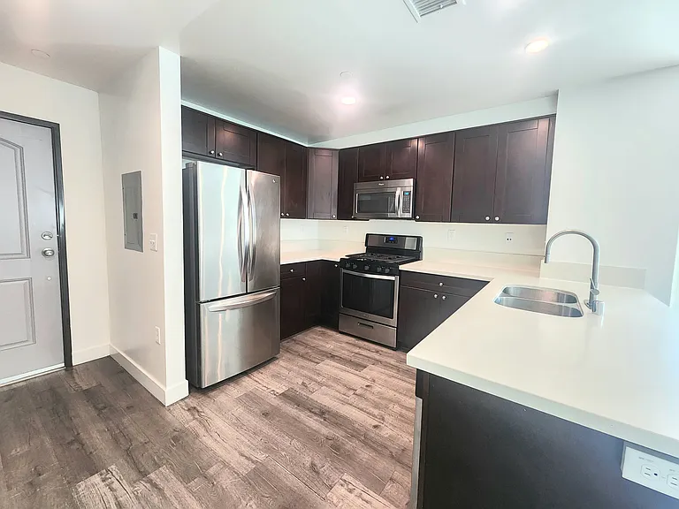 644 N Harvard Blvd #204 — Photo 15