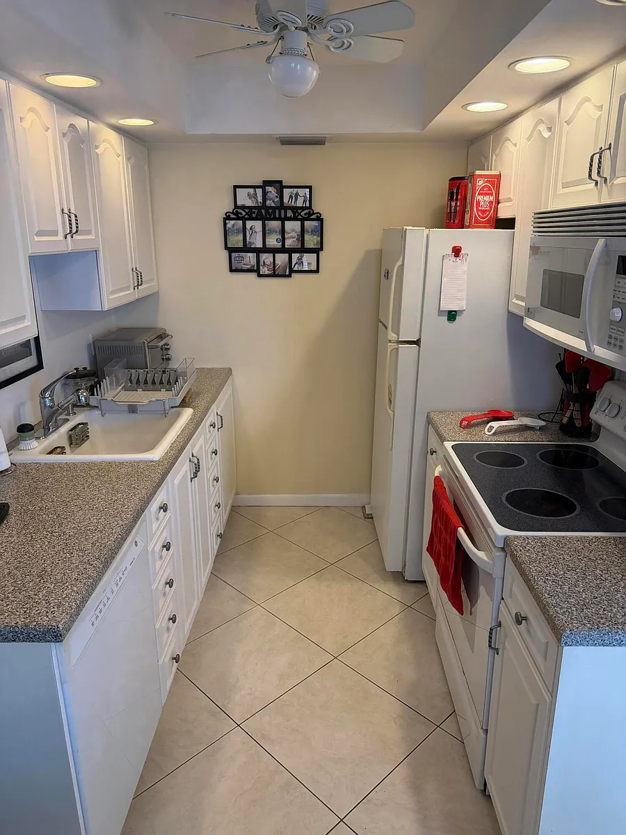 Building Photo - 4042 Exeter #C