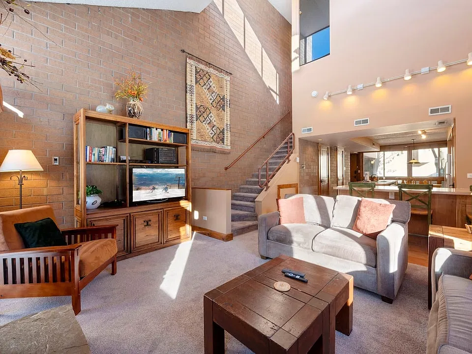 1689 Captain Molly Dr