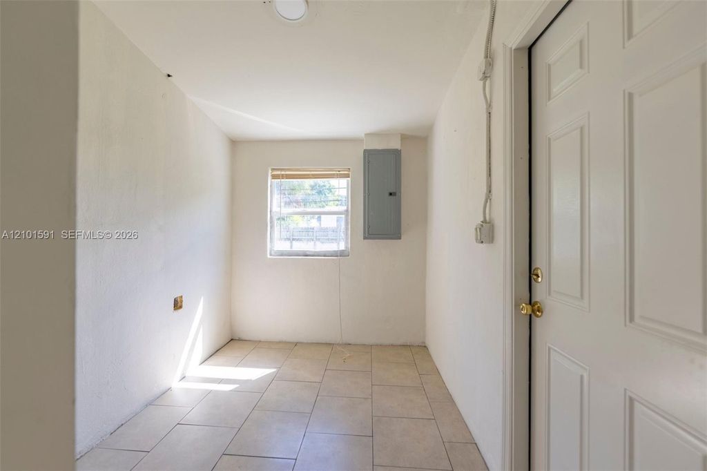 2340 NE 3rd Ave, photo 8