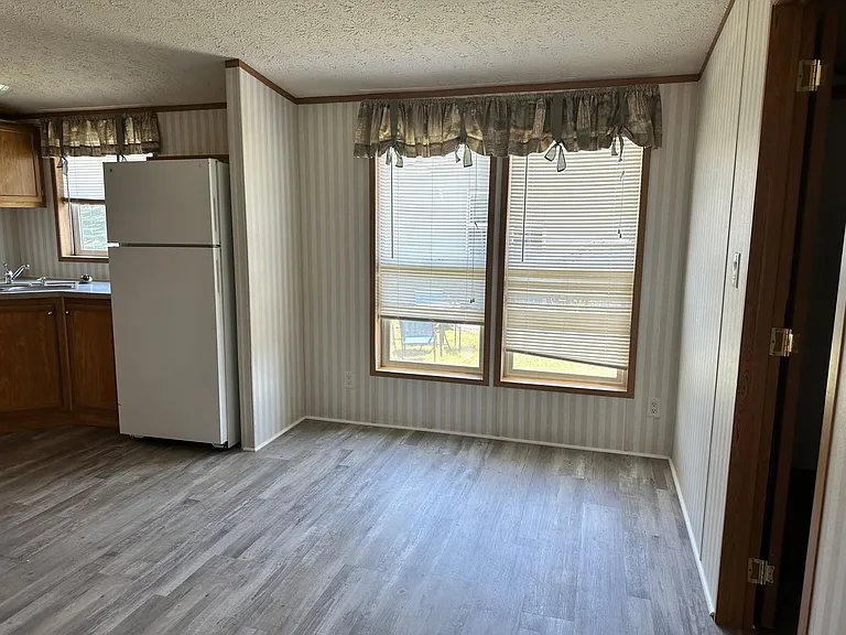 2741 Crab Tree St — Photo 2