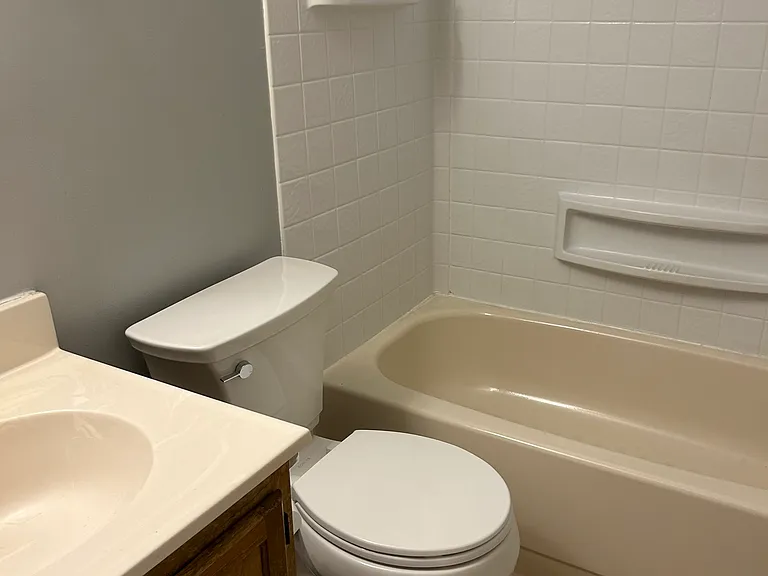 118 Grantham Ct — Photo 2