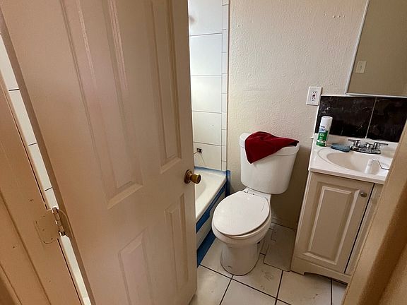 3rd image of 650 W Buena Vista St APT 4