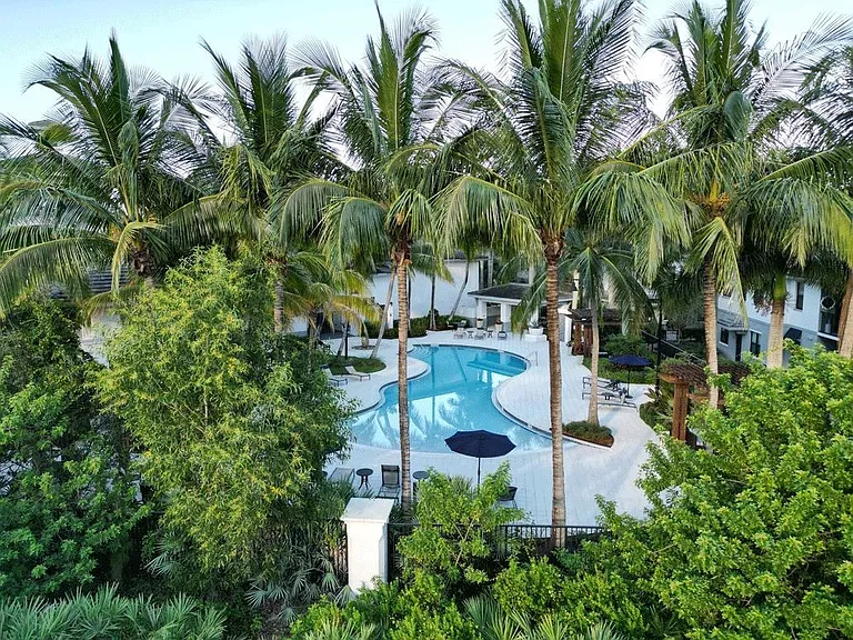 The Hamptons at Palm Beach Gardens Apartments — Photo 25