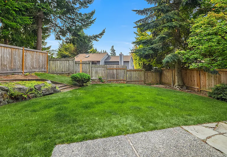 24105 SE 42nd St — Photo 4