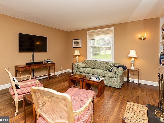 5th image of 515 Manor Rd