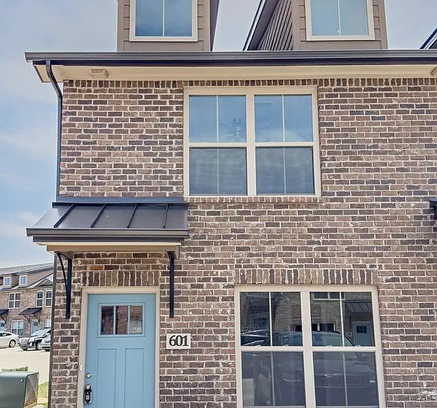 1000-601 Henry Place Blvd — Photo 2