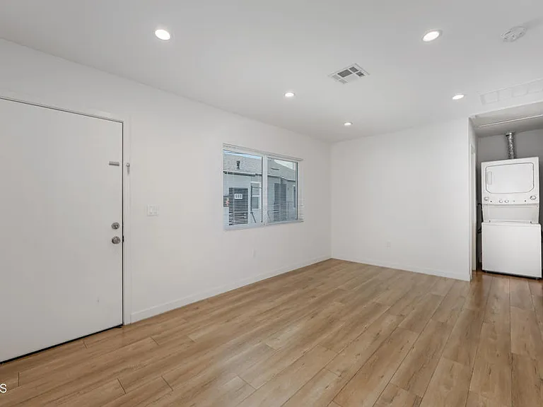 627 E Magnolia Blvd #E — Photo 2