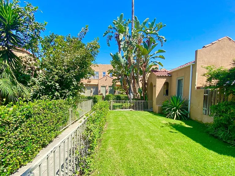 5225 De Longpre Ave — Photo 6