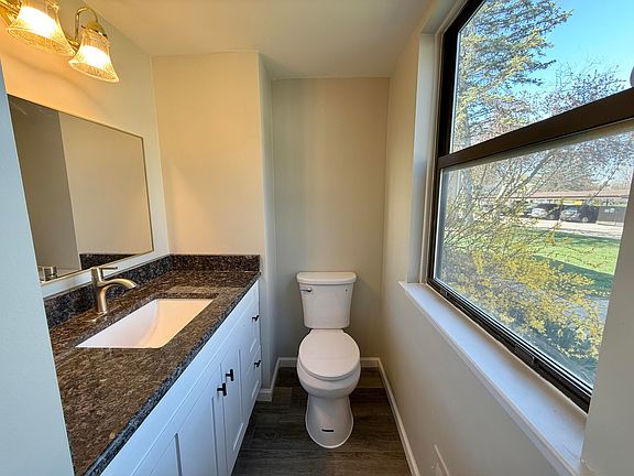 4th image of 8337 Lakeview Ct