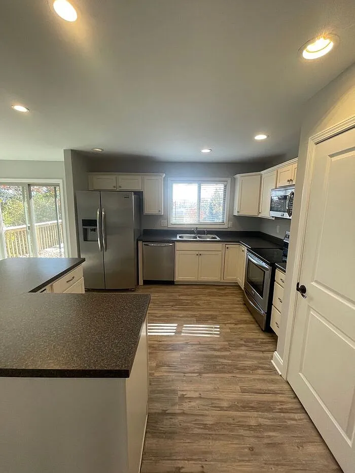 4 bed, 3.0 bath, 2442 sqft, $2,700 — Photo 4