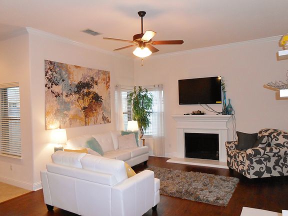3rd image of 4009 Oakwood Cir
