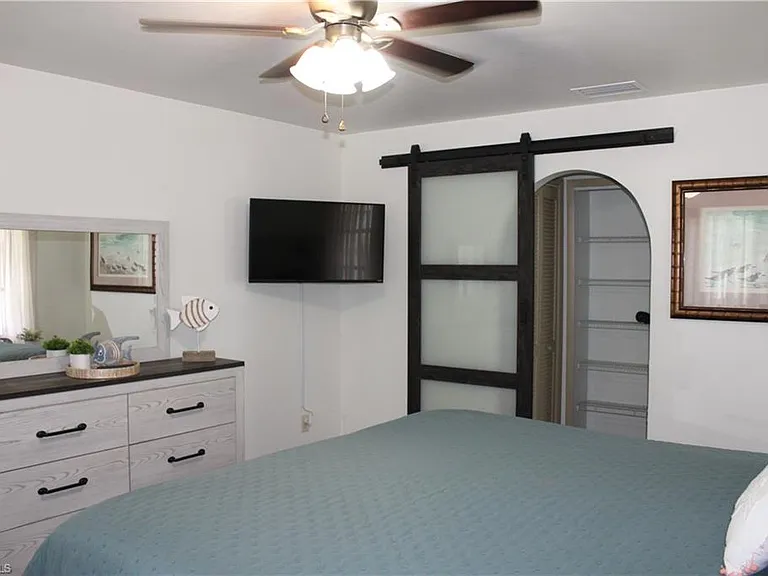 1025 NE Van Loon Ln — Photo 16