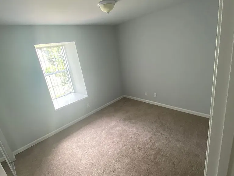 Pioneer Apartments — Photo 10