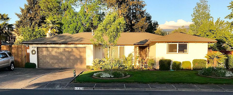 Front view from Magenta Cir 