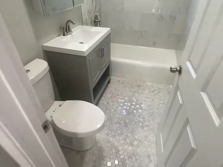 1321 W Sherwin Ave #G — Photo 8