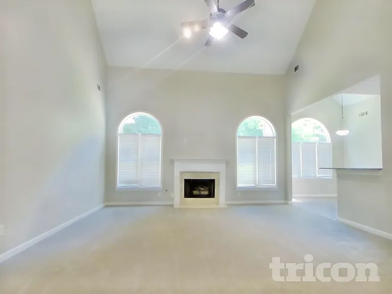 1060 Middlebrooke Dr — Photo 3