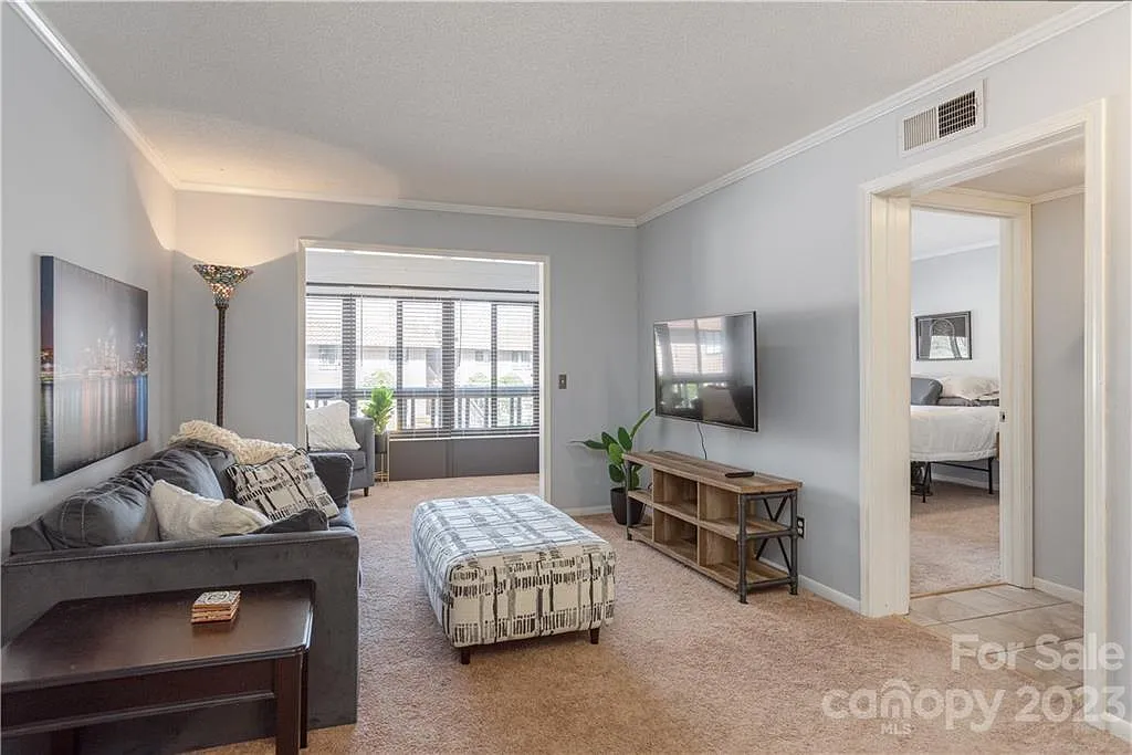 2 bed, 975 sqft, $1,500 — Photo 2