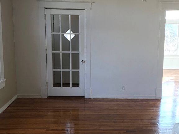 5th image of 809 W Broadway Ave