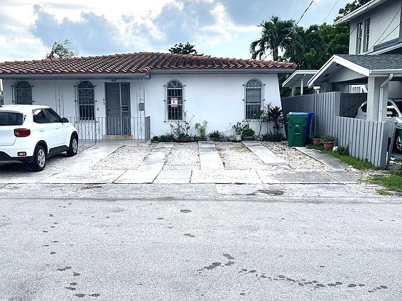 4th image of 728 NW 22nd Ct