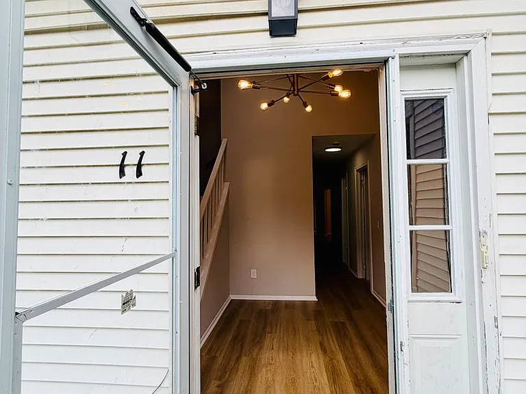 11 Saffron Dr — Photo 2