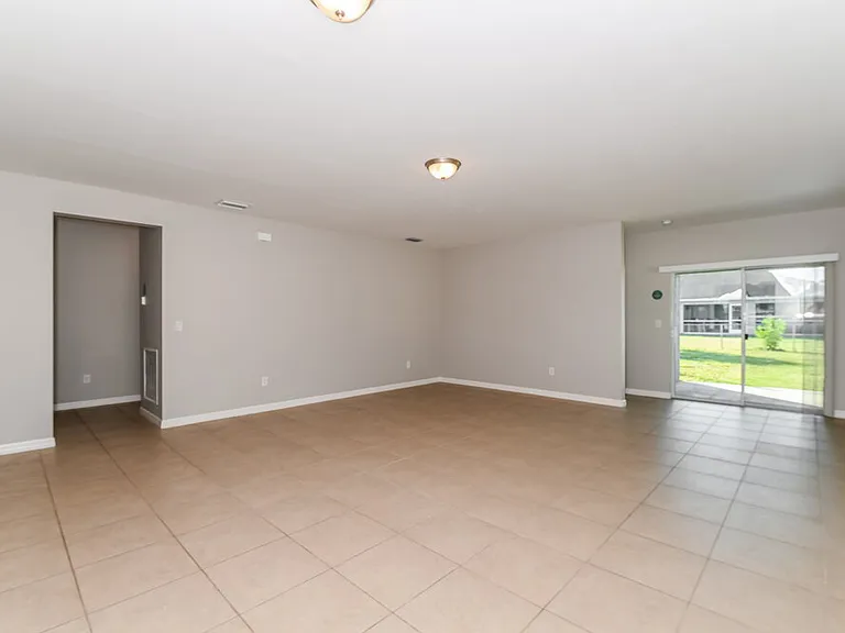 114 SW 21st St — Photo 5