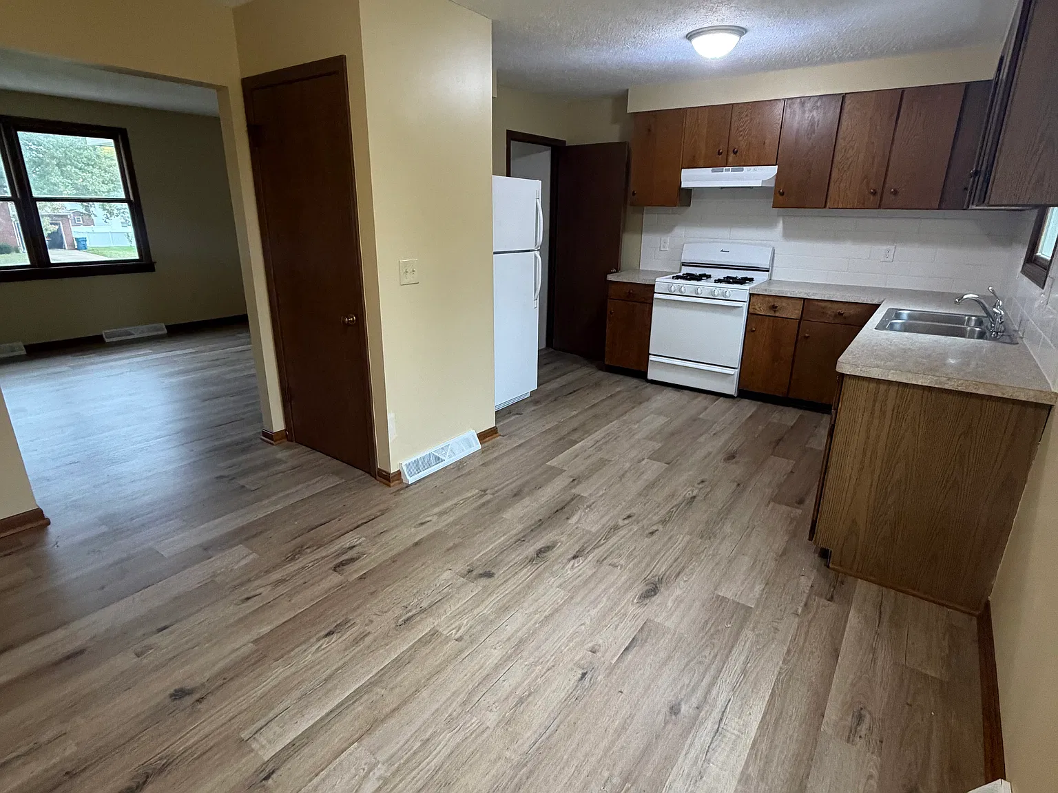 2 bed, 800 sqft, $1,300 — Photo 3