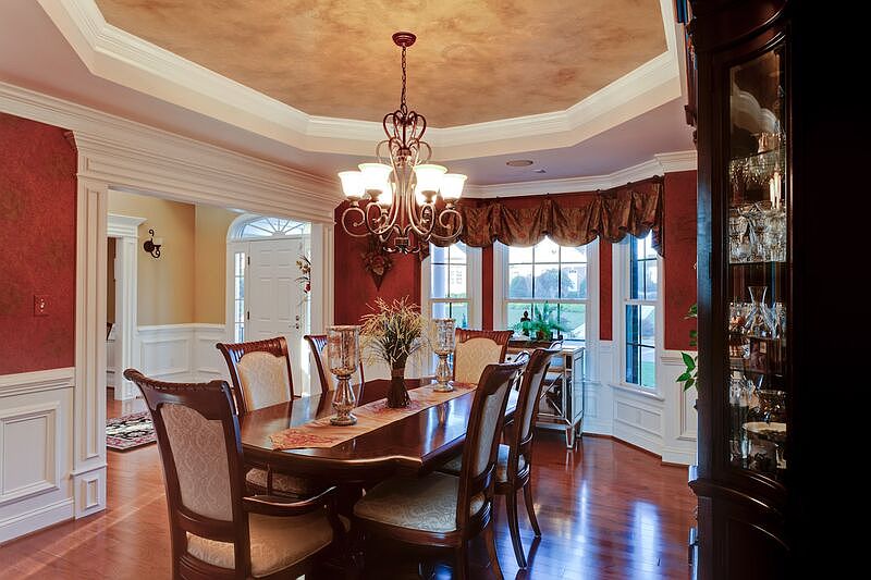 Dining rm w/ butlers' pantry