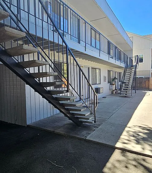 260 Linden St — Photo 1