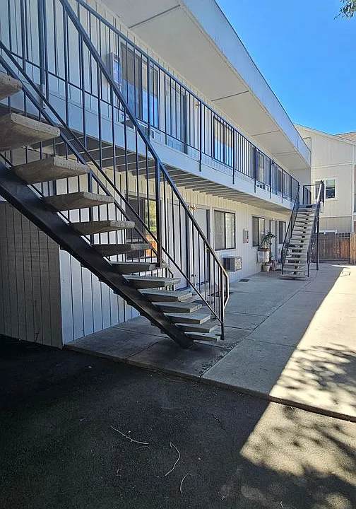 260 Linden St