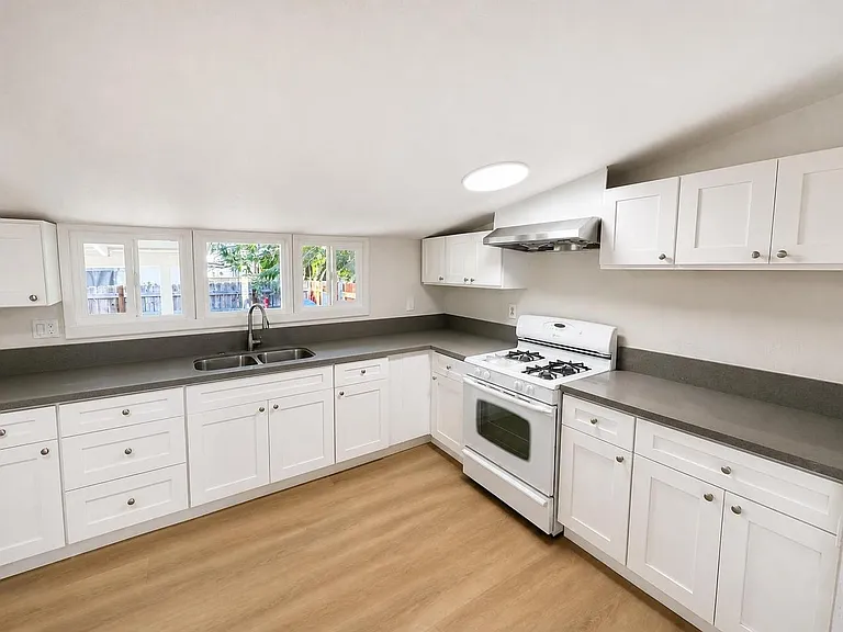 468 Jeffries Ave — Photo 13