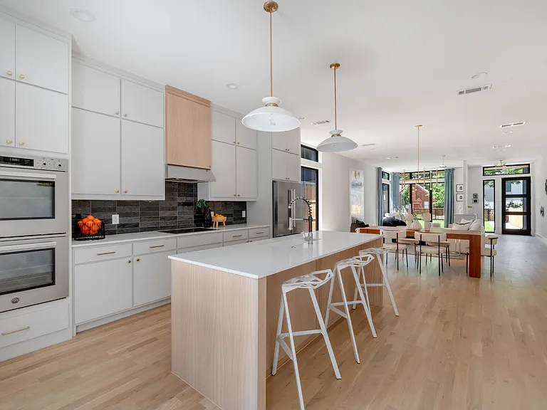 2324 Kirby St — Photo 6