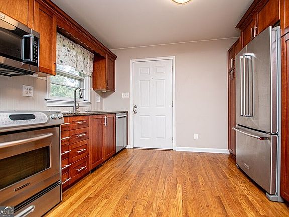 4th image of 85 Greenwood Ln