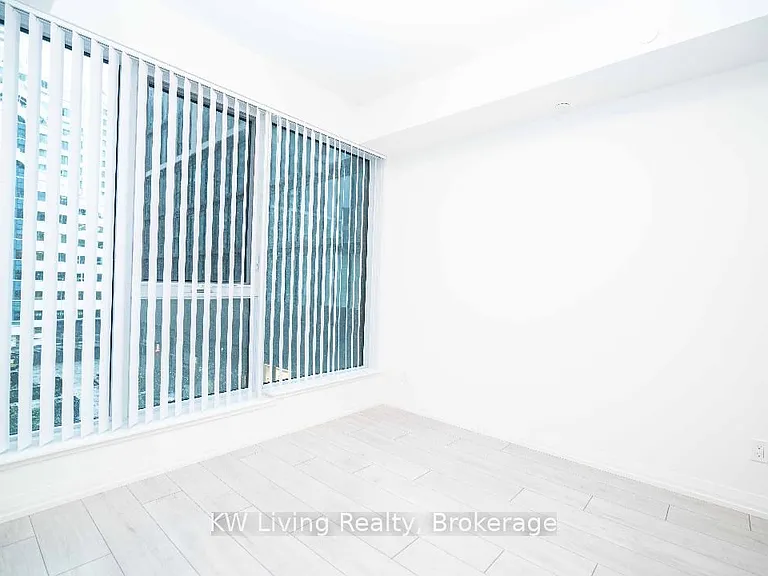 400 King St W #523 — Photo 13