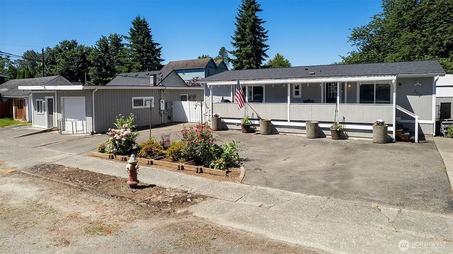 207 6th Street photo 1