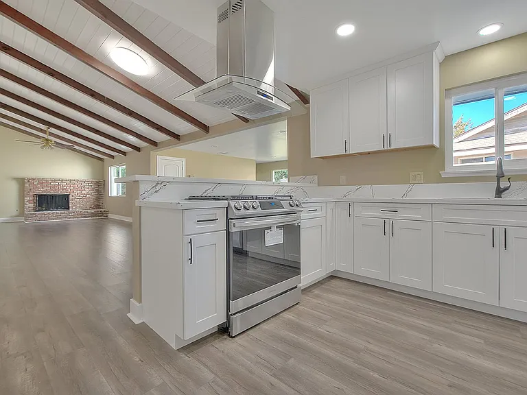 340 W Caroline Ct — Photo 7