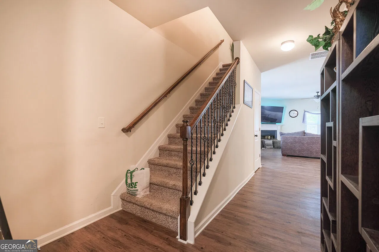 3 bed, 2.5 bath, $2,050 — Photo 4