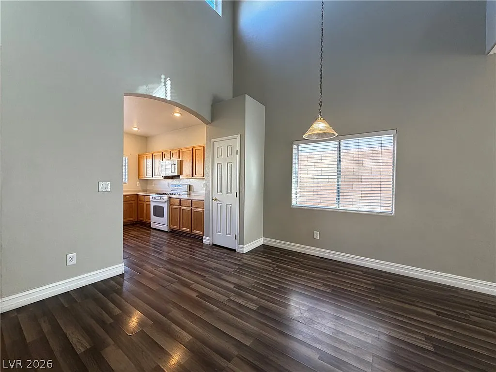 4 bed, 2.5 bath, 1992 sqft, $1,995 — Photo 4