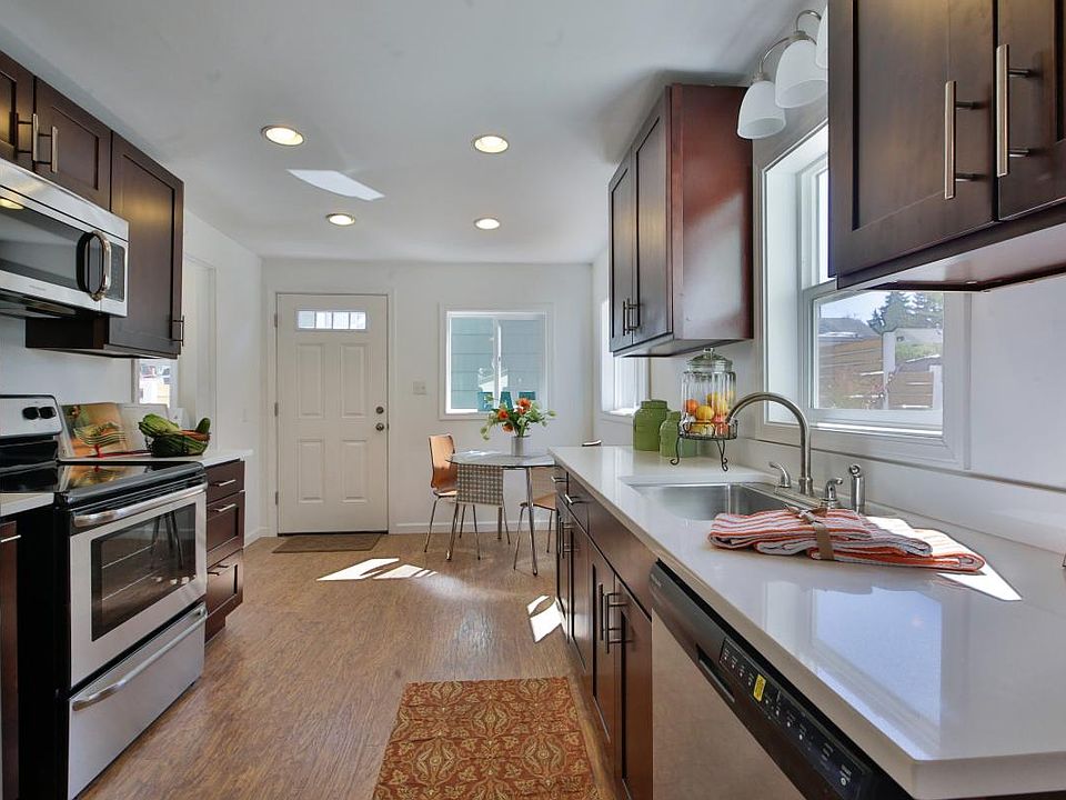 Kitchen w eating area