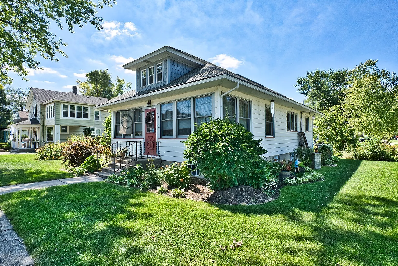 352 Moseley St photo 1