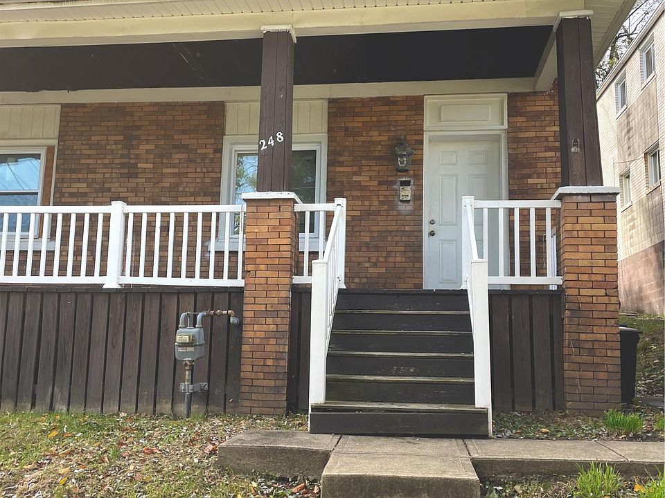 Beautiful brick townhouse, close to everything from public transportation to shops, restaurants and much more.