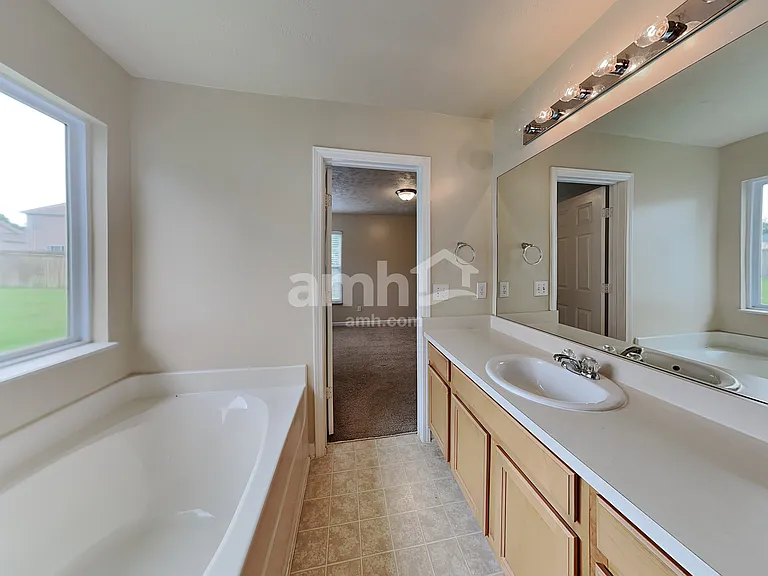 2104 Erin Ln — Photo 9