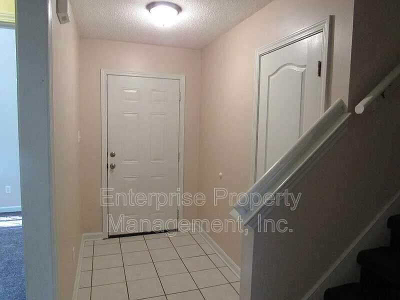 3 bed, 2.0 bath, 1674 sqft, $1,900 — Photo 2